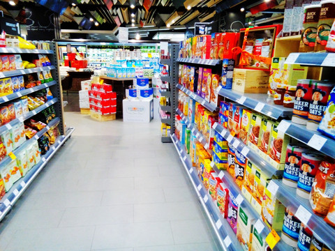 日用百貨的多元購物場景 賣場、進(jìn)口商店與日常消費(fèi)